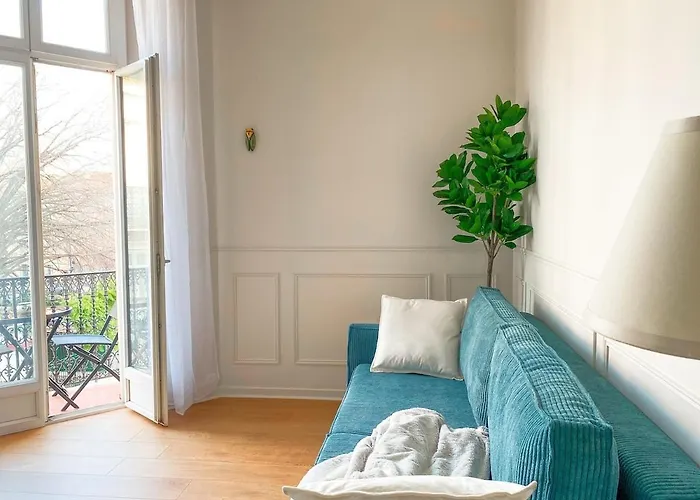 2p Avec Balcon, Proche Centre *